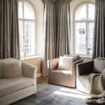 jasne firanki w salonie