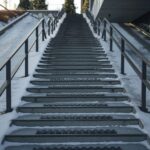 mokre schody zabezpieczone przed poślizgiem