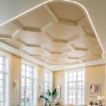 sufit z dekoracyjną sztukaterią