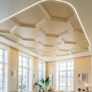 sufit z dekoracyjną sztukaterią