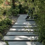 układanie płyt na trawie