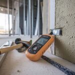 Pomiar wilgotności tynków gipsowych na placu budowy
