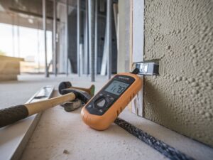 Pomiar wilgotności tynków gipsowych na placu budowy