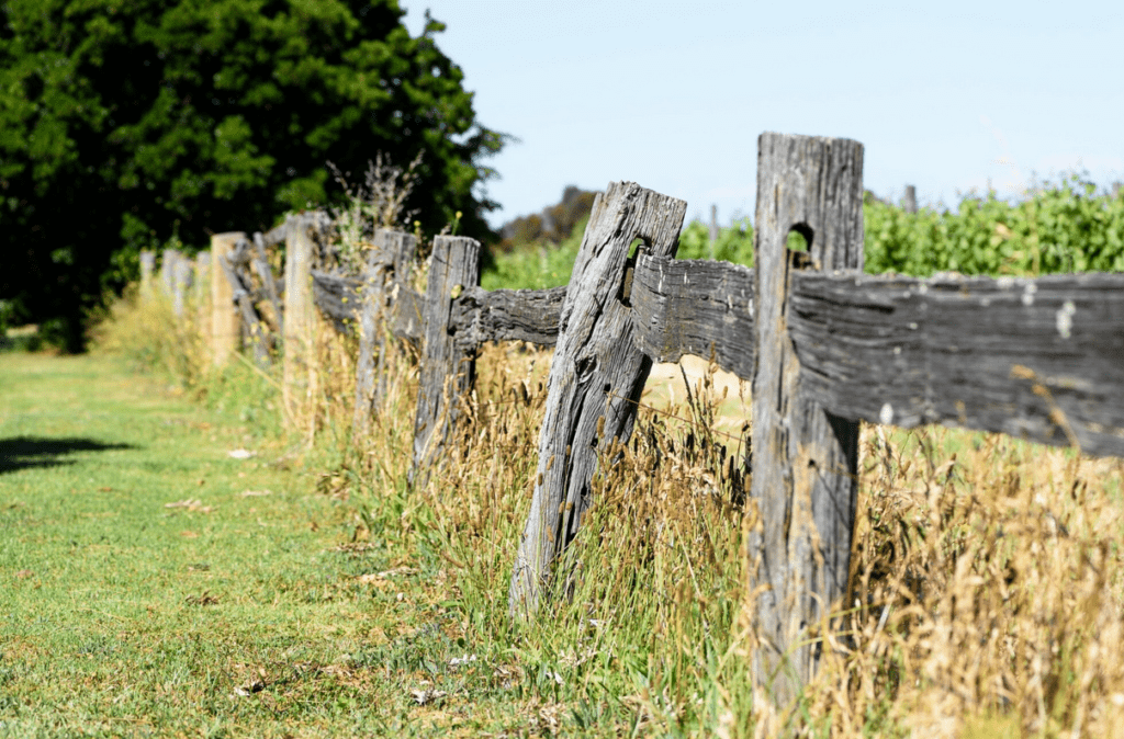 zniszczone ogrodzenie